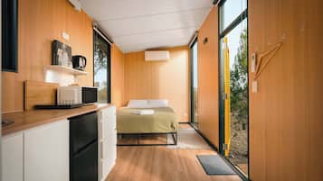 1 bedroom, bed sheets
