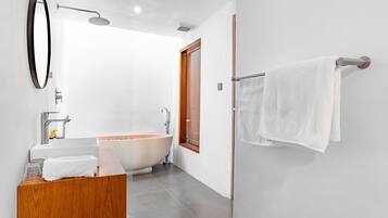 Villa, 1 Queen Bed, Private Pool, Pool View | Bathroom
