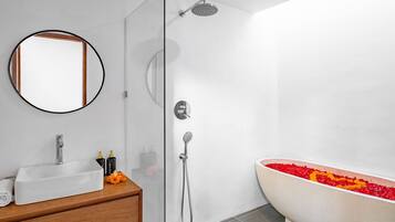 Villa, 1 Queen Bed, Private Pool, Pool View | Bathroom