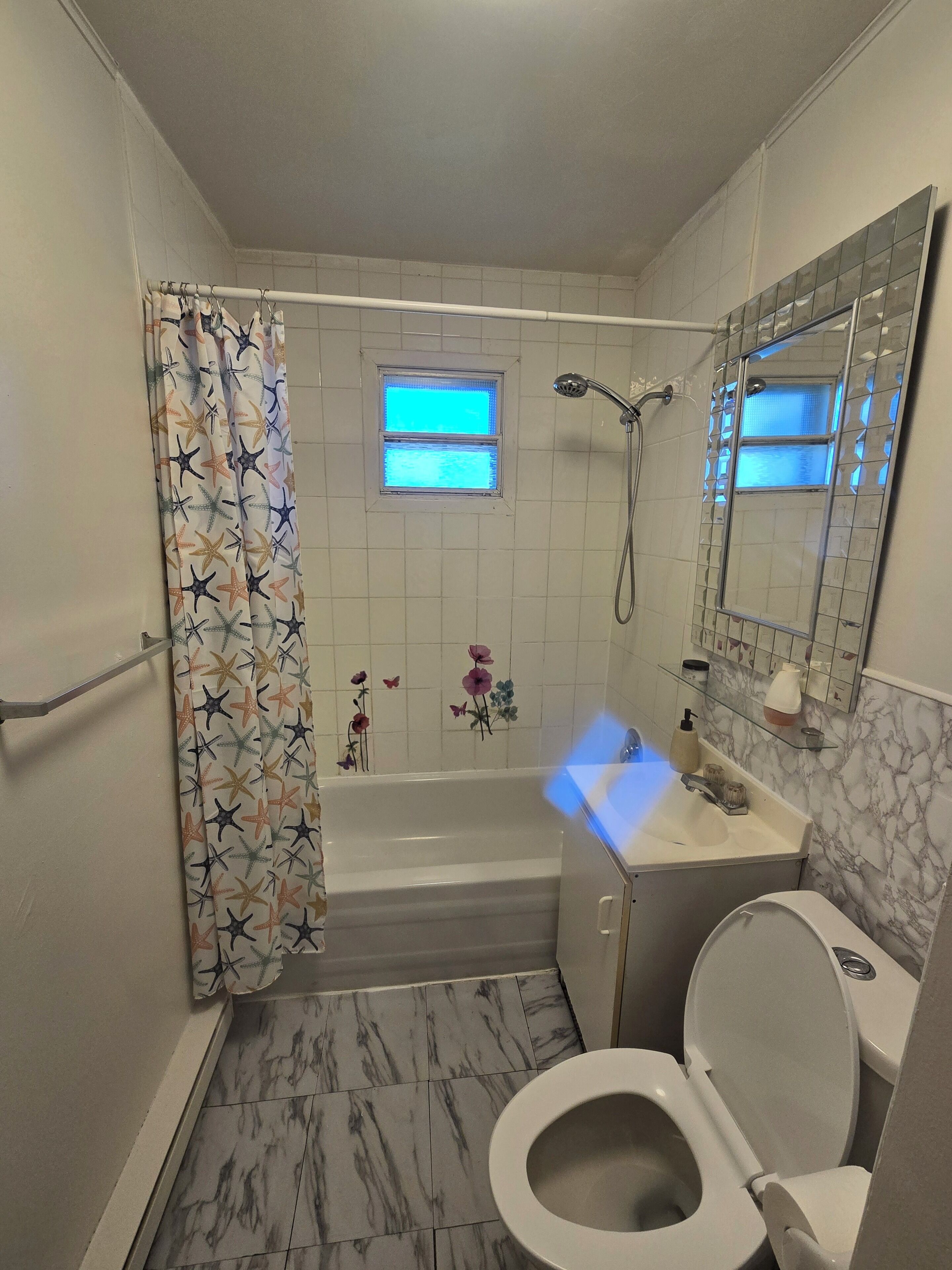 Serviettes fournies, papier toilette