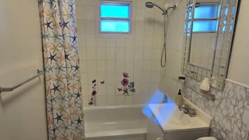 Serviettes fournies, papier toilette
