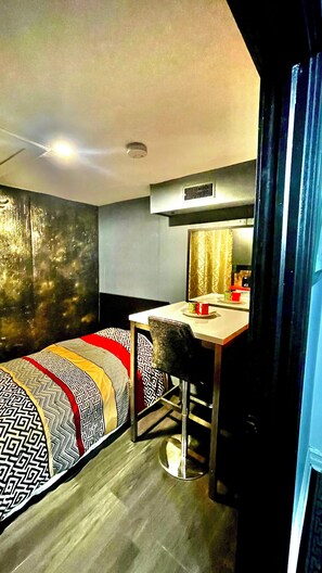 Room - Cozy 1-bedroom small in the basement house in serene Richmond Hill (Richmond Hill)