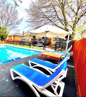 Pool - Cozy 1-bedroom small in the basement house in serene Richmond Hill (Richmond Hill)