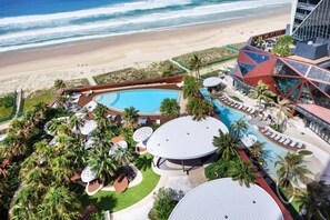 Pool - Spacious 3BR Jewel Beachfront Apt with Parking (Surfers Paradise)