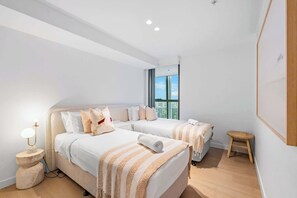 Iron/ironing board, travel cot, WiFi, bed sheets - Spacious 3BR Jewel Beachfront Apt with Parking (Surfers Paradise)