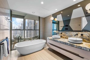 Een douche, een haardroger, handdoeken, shampoo