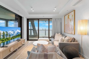 TV - Spacious 3BR Jewel Beachfront Apt with Parking (Surfers Paradise)