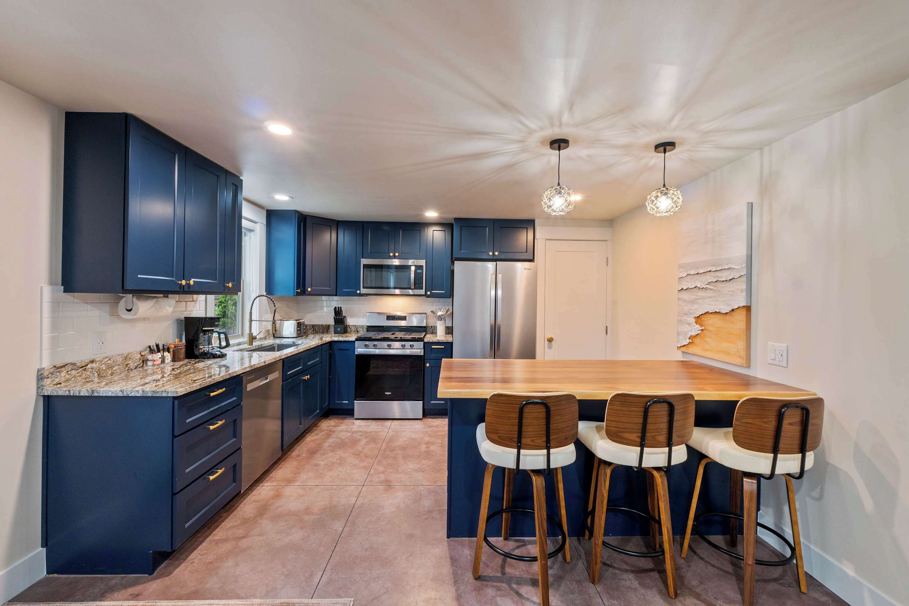 Fridge, microwave, stovetop, dishwasher