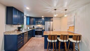 Fridge, microwave, stovetop, dishwasher