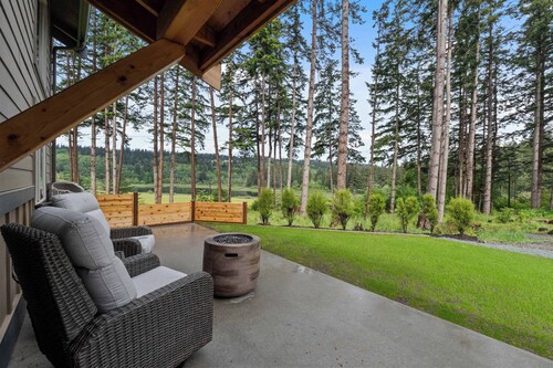 Cozy Island Escape, Patio, Central to Beaches