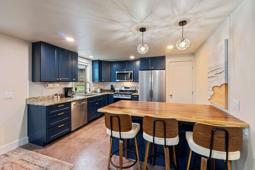 Cozy Island Escape, Patio, Central to Beaches
