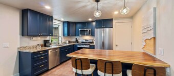 Cozy Island Escape, Patio, Central to Beaches