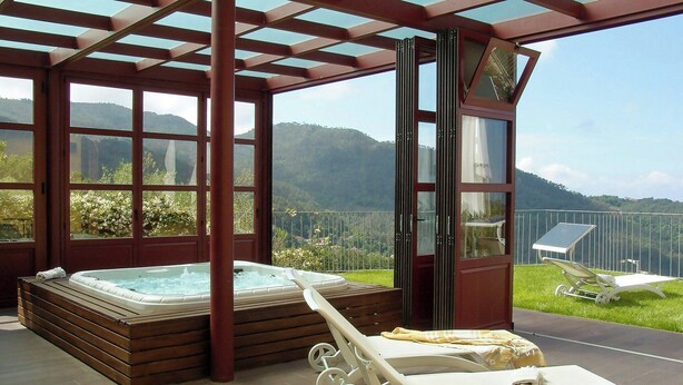 A hot tub, lounge chairs, and a view of the mountains. - Wellness retreat with olive grove in Framura (Framura)