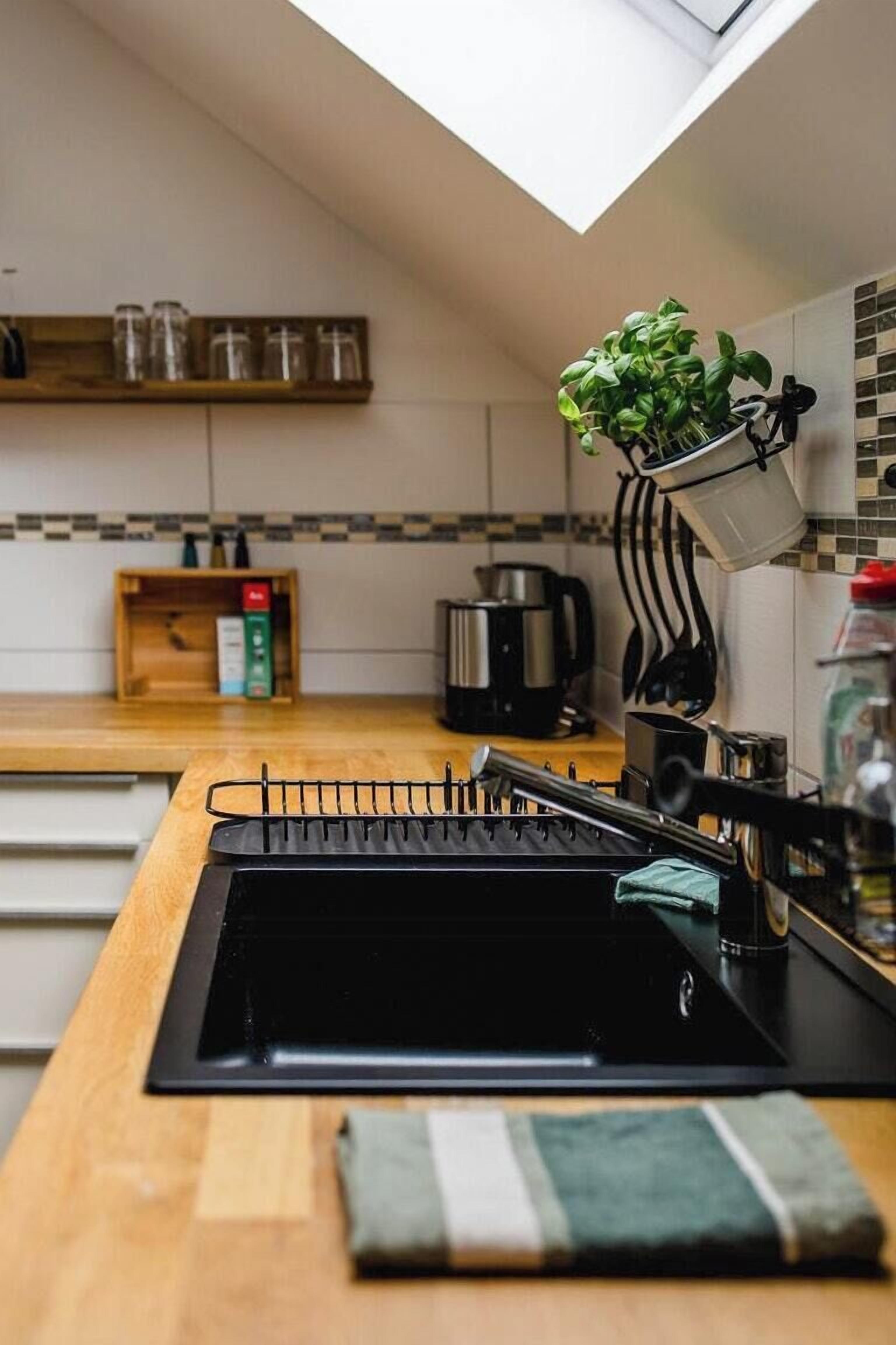 Mikrowelle, Ofen, Wasserkocher mit Kaffee-/Teezubehör