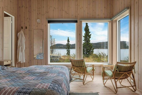 4 bedrooms - Exclusive wilderness stay with private shoreline (Hedalen)