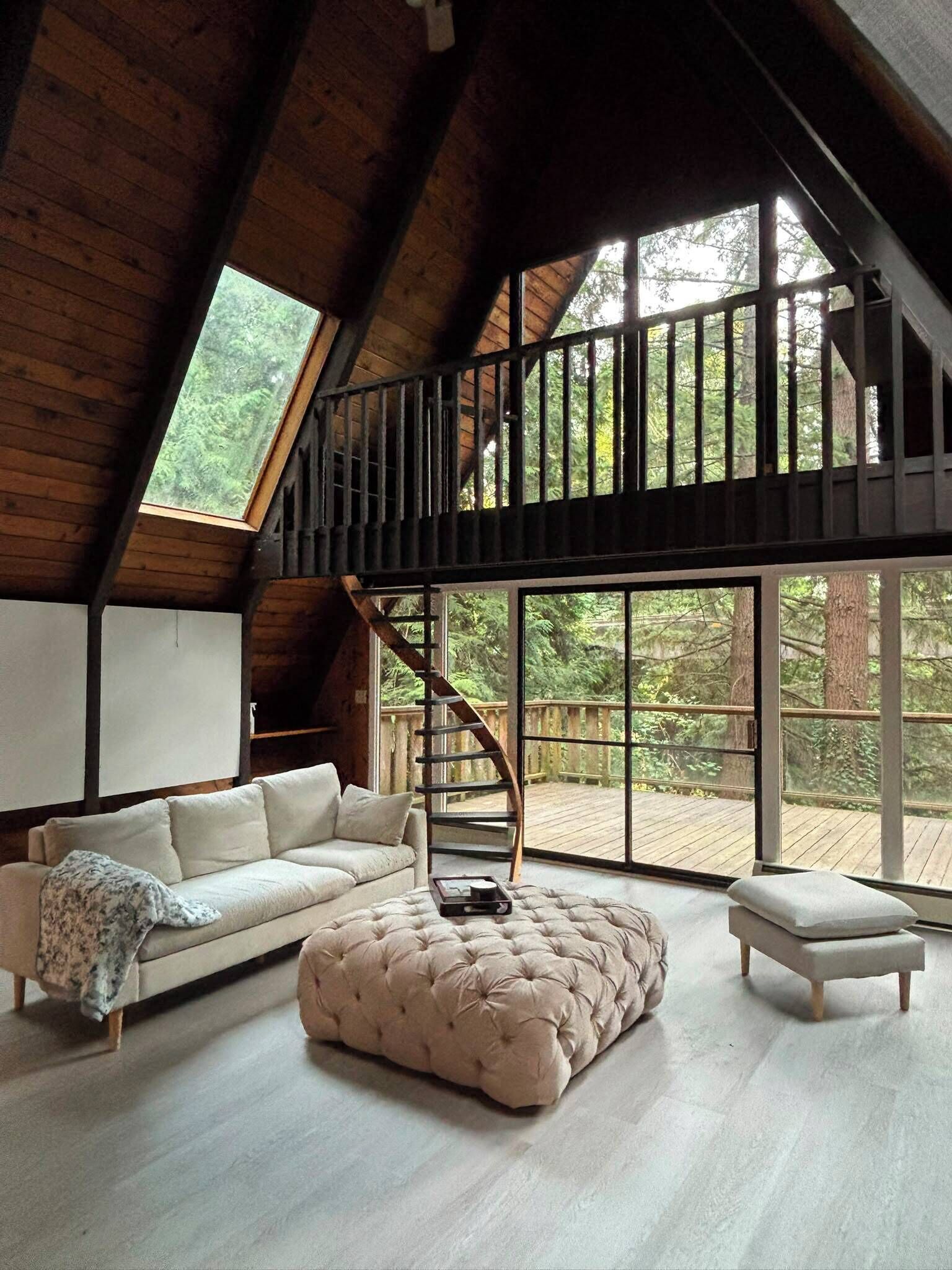 Cozy Chalet In West Vancouver - Horseshoe Bay