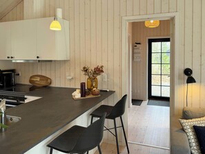 Ugn, diskmaskin och kaffe- och tebryggare
