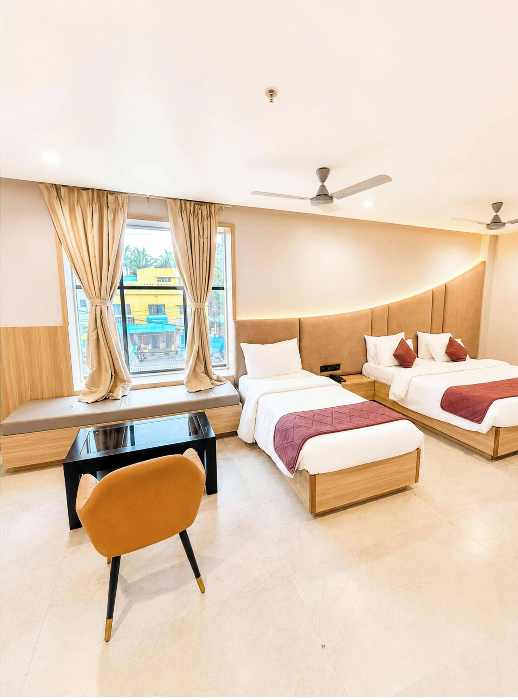 Quarto triplo standard, ar-condicionado | Roupas de cama antialérgicas, escrivaninha, quartos à prova de som