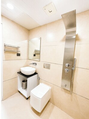 Shower, rainfall showerhead, slippers, towels - Premium Hotel The Cos-Mos  (Bhubaneshwar)
