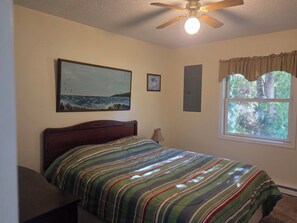 WiFi, bed sheets - Cozy 3 bedroom cabin steps away from Lake Superior (Bayfield)
