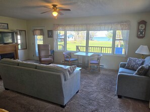 Living area - Cozy 3 bedroom cabin steps away from Lake Superior (Bayfield)