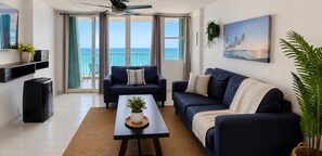 Living area - Spectacular 1-bedroom condo w/ King bed, AC, Wifi & parking in vibrant beach (Carolina)