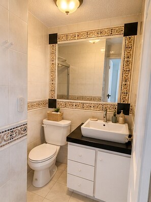 Bathroom - Spectacular 1-bedroom condo w/ King bed, AC, Wifi & parking in vibrant beach (Carolina)