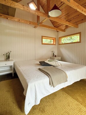 A bedroom with a bed, two bedside tables, a window, and a ceiling light. - Hidden gem by Thy National Park (Bedsted)