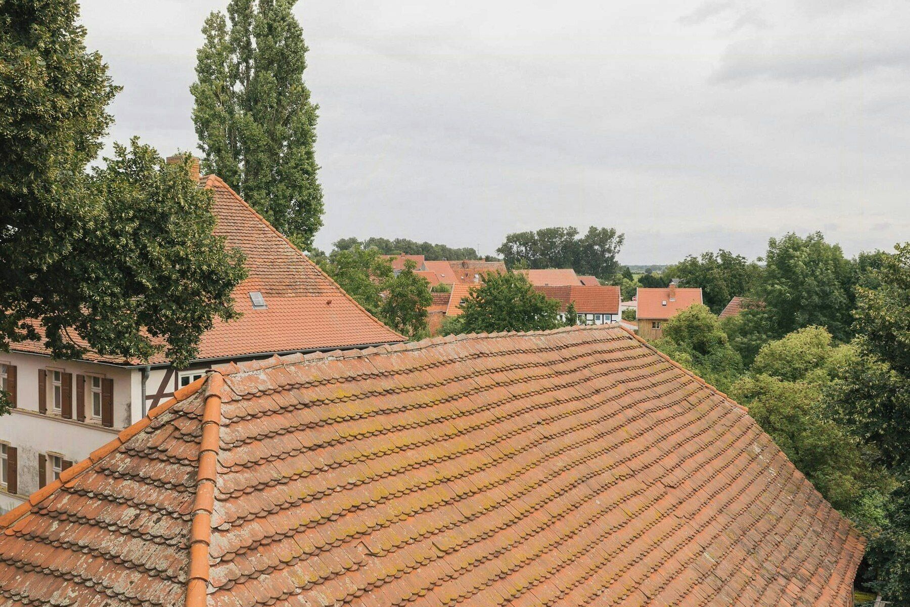 Ein traditionelles Gebäude mit einem geneigten Dach und einem Schornstein.