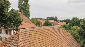 Ein traditionelles Gebäude mit einem geneigten Dach und einem Schornstein.