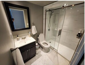 Bathroom - Stunning 17th Floor 1 Bed with Detroit Skyline & River Views – Downtown Windsor (Windsor)