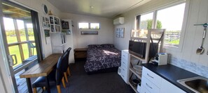 Room - Bream Bay Views - wake up to spectacular sea and rural views (Ruakākā)