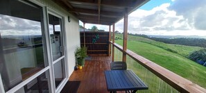 Outdoor dining - Bream Bay Views - wake up to spectacular sea and rural views (Ruakākā)