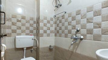 Tweepersoonskamer | Badkamer | Een douche, pantoffels, zeep, shampoo