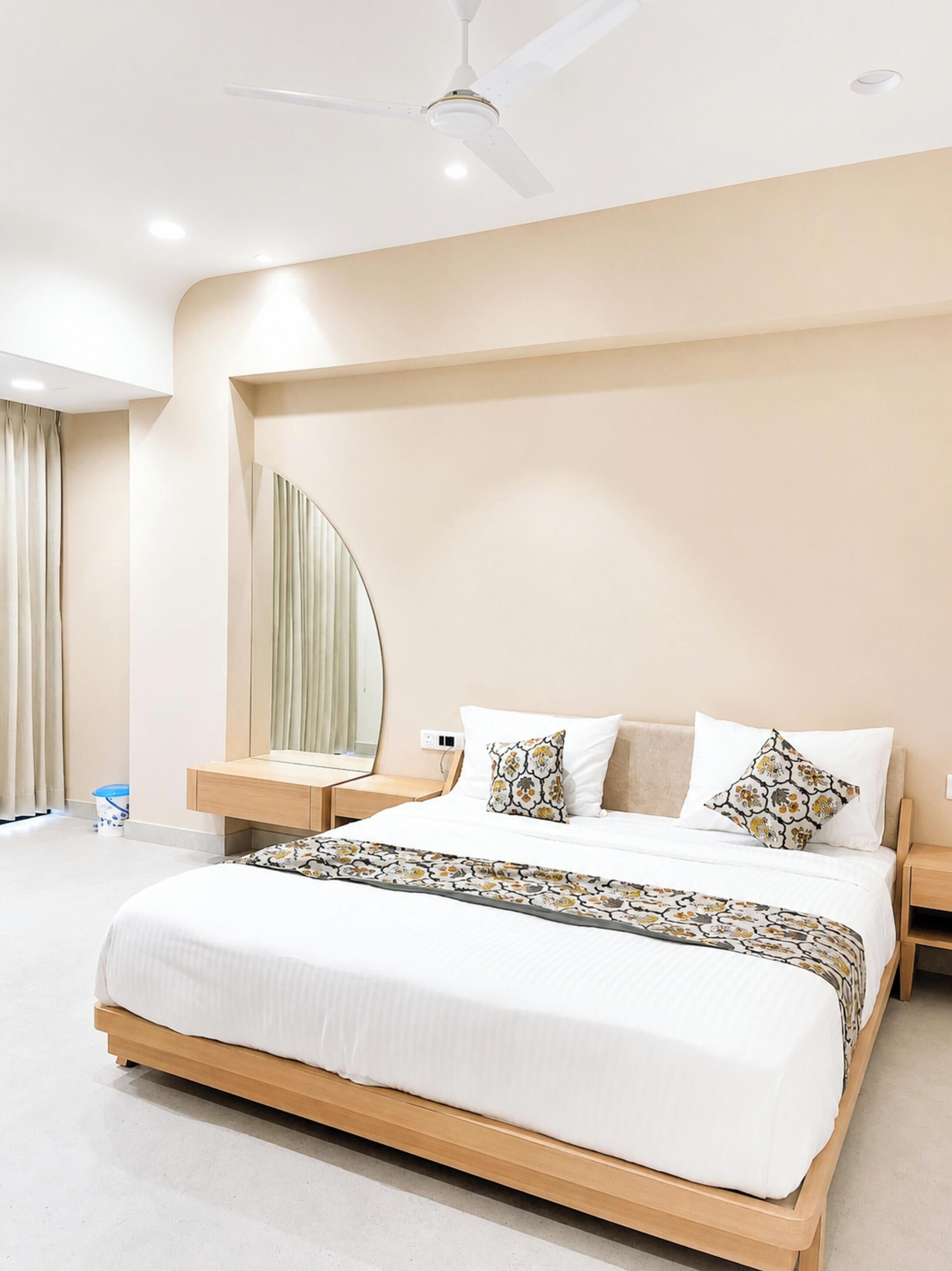 Hypo-allergenic bedding, desk, soundproofing, free WiFi