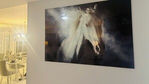 Een aan de muur hangend schilderij van een paard.