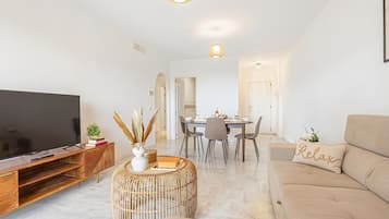 Apartamento lua de mel, 2 quartos, 2 banheiros, ao lado da montanha (Reserva De Marbella 2 Sunviews) | Área de estar