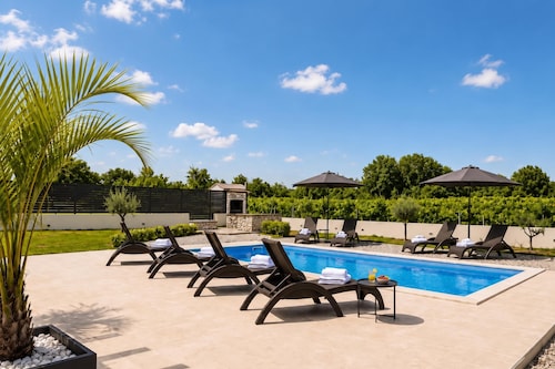 Villa Anastazija Family Retreat With Pool