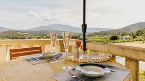 A table set for two with a view of the countryside. - Former silk mill at the foot of Mont Ventoux (Crestet)