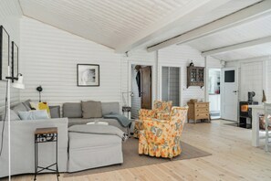 Una sala de estar acogedora con un sofá, un sillón y una pequeña mesa.