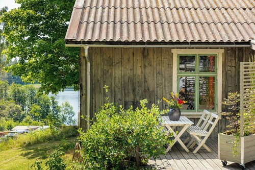 Eco-friendly cottage by Lake Klämmingen