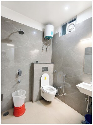 Shower, rainfall showerhead, slippers, towels - Hotel Ananta  (Gwalior)