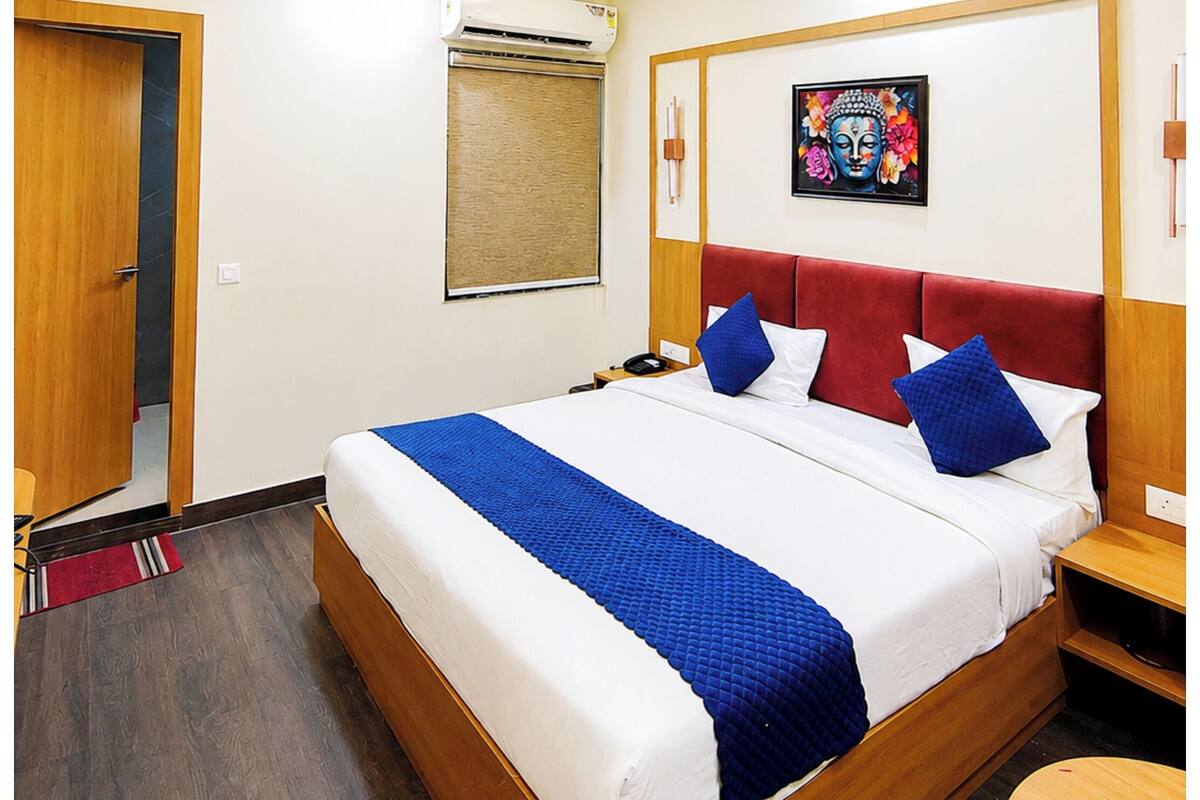 Hypo-allergenic bedding, desk, soundproofing, free WiFi