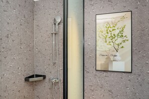 Habitación individual, 1 cama Queen size, para no fumadores | Baño | Regadera, secadora de cabello, pantuflas, toallas 
