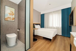 Comfort-Doppelzimmer, Blick auf den Innenhof | Badezimmer | Dusche, Haartrockner, Hausschuhe, Handtücher