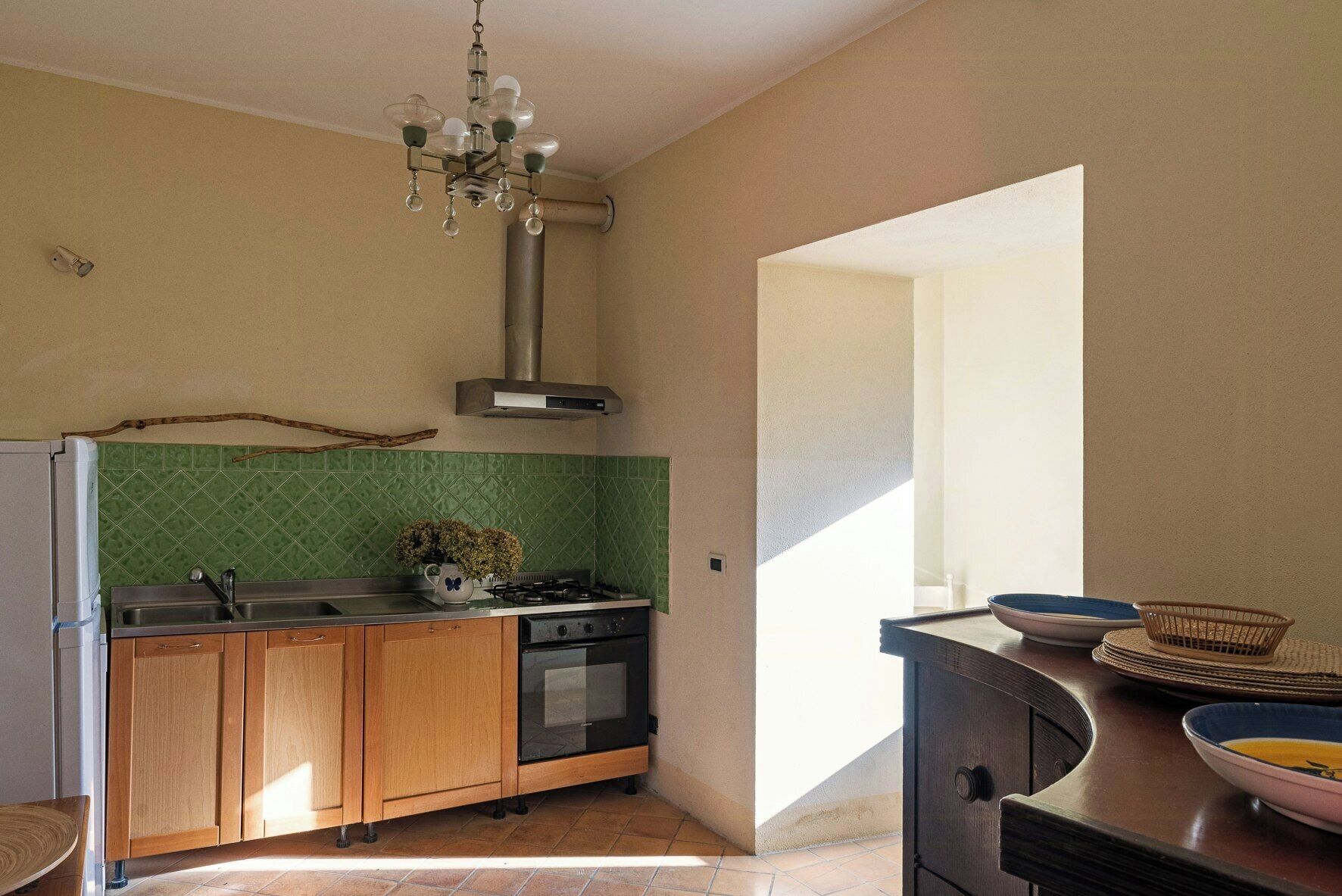 Four, lave-vaisselle, cafetière/bouilloire
