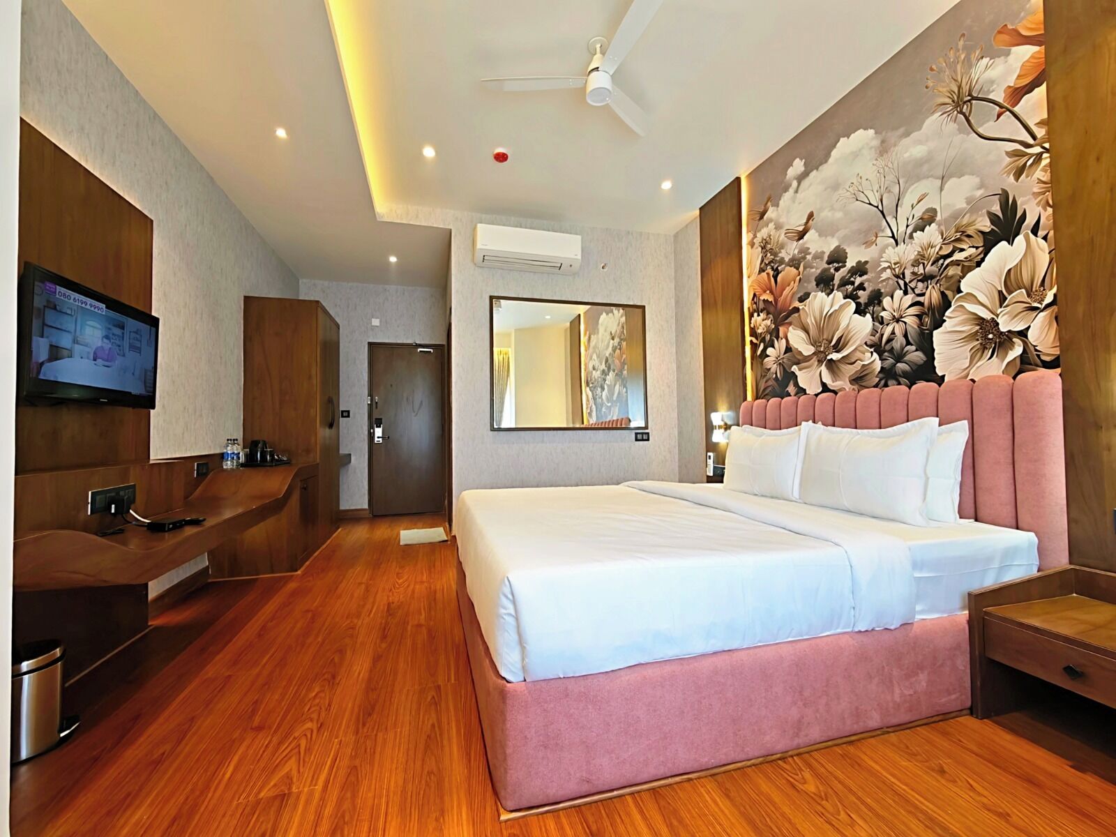 In-room safe, desk, laptop workspace, free WiFi