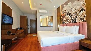 In-room safe, desk, laptop workspace, free WiFi