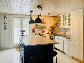 Microwave, oven, dishwasher, coffee/tea maker