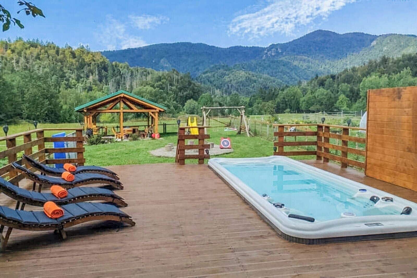 Outdoor spa tub
